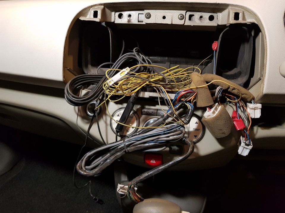 куда столько проводов? — Nissan March (K12)