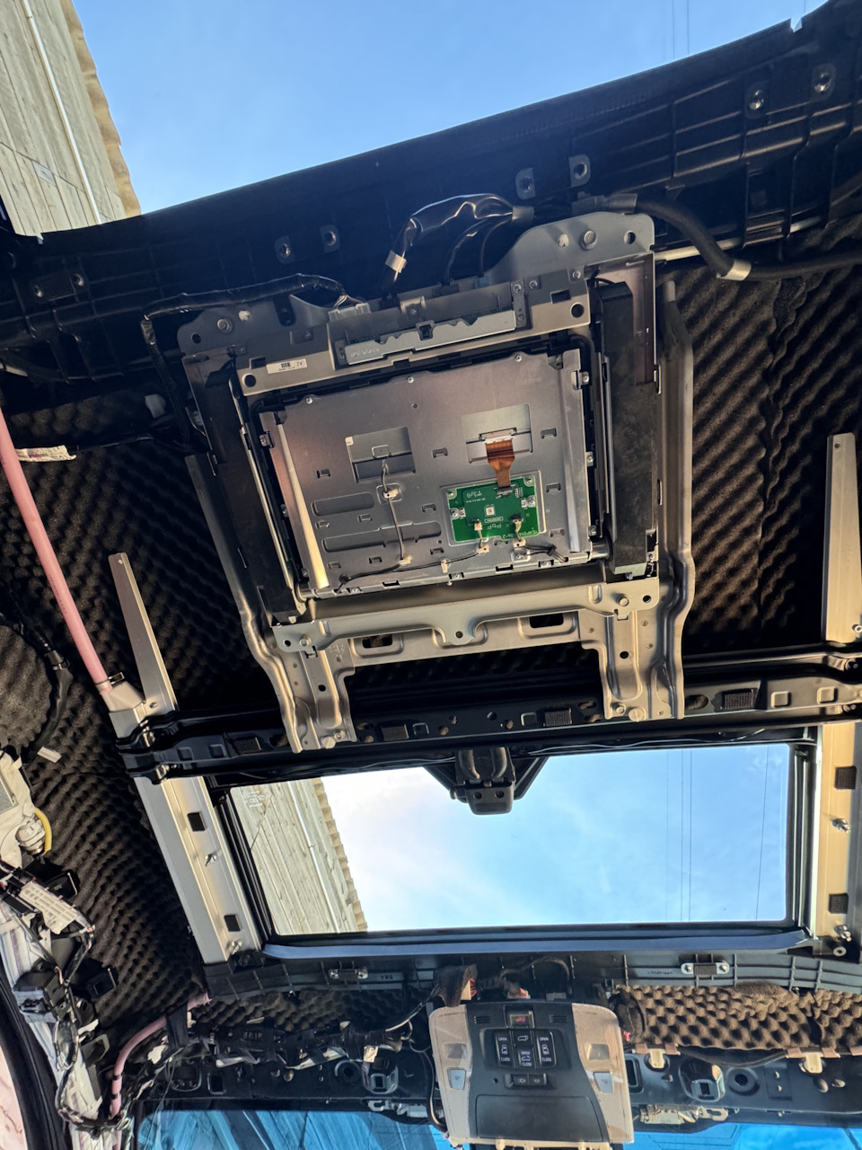 Пока потолок был на перетяжке, попросил Павлика зашумить до кучи потолок ) — Toyota Vellfire (2G)