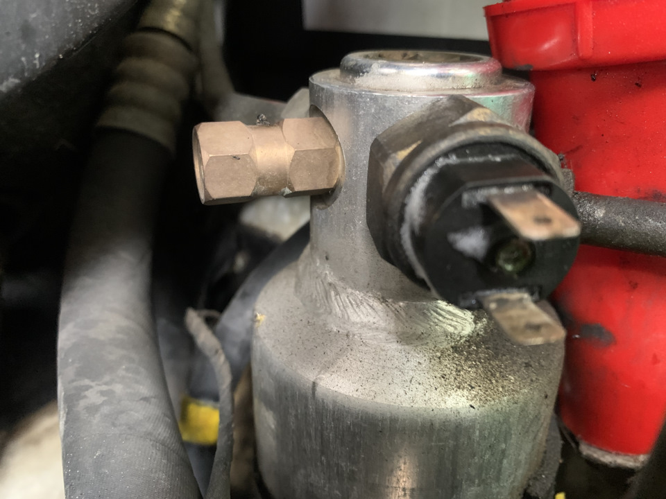 и надо будет ещё датчик давления фреона поменять — Mercedes-Benz Sprinter (1G)