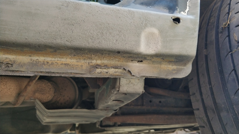 Металл вспучило в месте прилегания порога, ещё одна дыра спереди. — Volkswagen Multivan (T4)